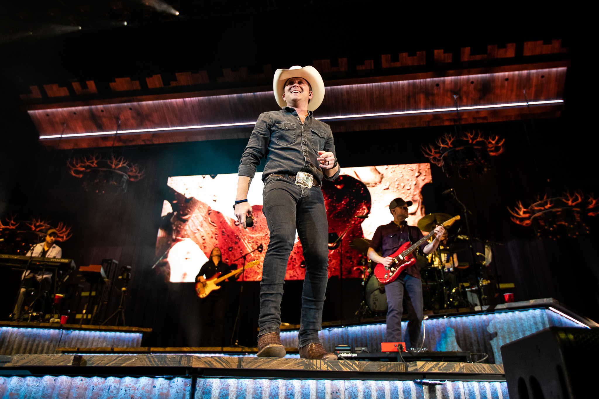 Justin Moore brings his late Nights & Longnecks Tour to Bankers Life Fieldhouse.